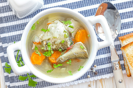 鱼汤课程香菜桌子晚餐洋葱国家木头勺子营养盘子图片