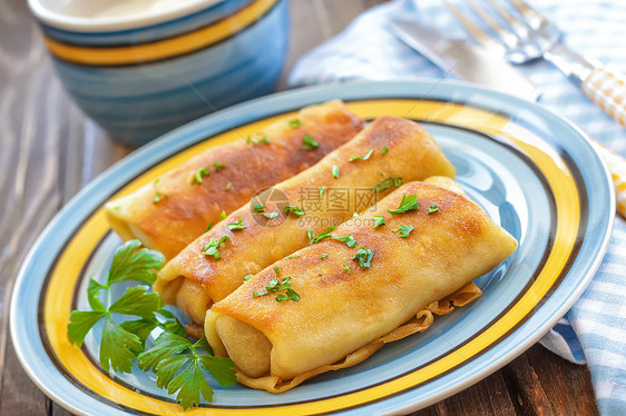 煎饼服务饼子烹饪黑纱食物乡村桌子油炸美食早餐图片