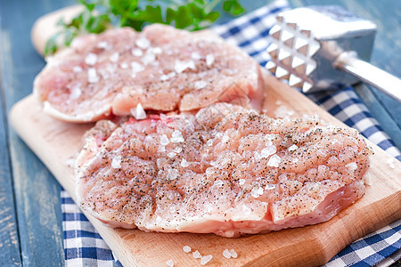 原锯羊肉屠宰场腰部美食乡村木板食物屠夫香菜牛扒图片