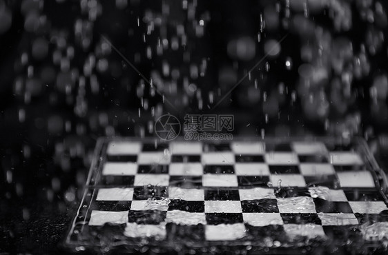 雨下的象棋板闲暇淋浴智力天气雨滴暴雨知识分子洪水水滴水平图片