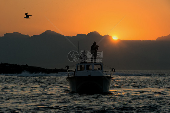 日落时出航海岸娱乐钓鱼风景渔船支撑低音血管热带海滩图片