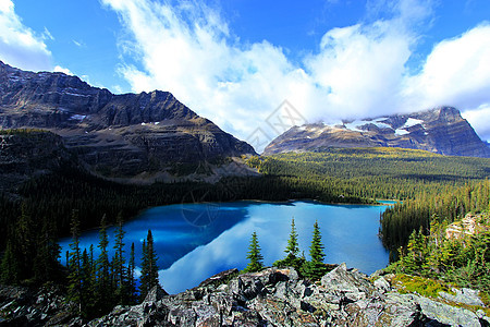 加拿大不列颠哥伦比亚省约霍国家公园奥哈拉湖蓝色荒野冰川树木国家松树森林风景高山天空图片