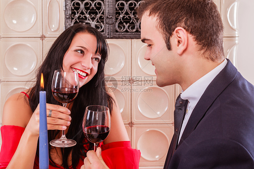 喝红酒的罗姆青年夫妇图片
