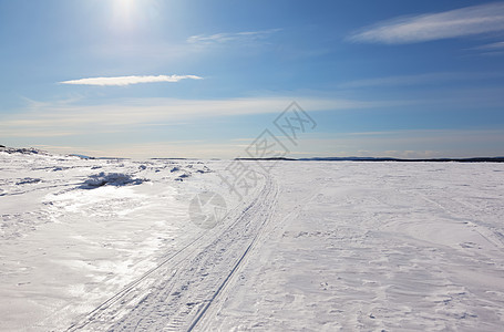 伸展到地平线的距离的雪道图片