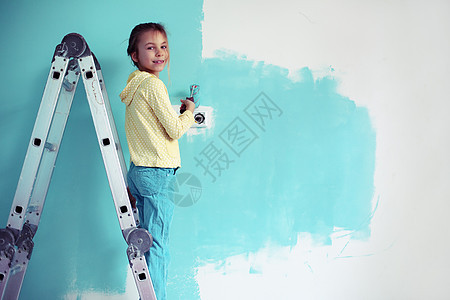 儿童在墙上画画青春期刷子帮助白色帮手乐趣蓝绿色孩子画家房间图片