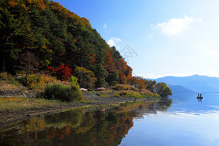 秋季的美丽湖水图片