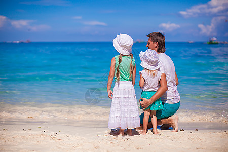 热带白色海滩上可爱的小女孩和年轻父亲的近视景象假期情调幸福男人爸爸海洋女儿家庭父母婴儿图片