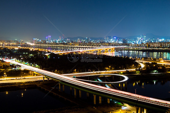 晚上在首尔的高速公路场景道路风景景观建筑学天际城市地标街道圣水图片