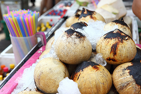 街头的年轻椰子酒食物摊位白色水果植物市场冰镇果汁椰子饮料图片