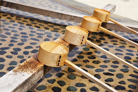 日本寺庙中的传统净化二头鱼图片