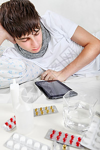 患有流感病的年轻人药品沙发疾病被单说谎工具男性药片互联网电脑图片