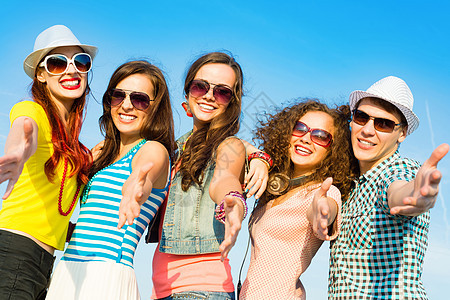 身戴太阳眼镜和帽子的青年群体拥抱闲暇蓝色精力女孩日落音乐友谊派对朋友们图片