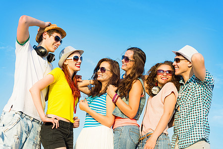 身戴太阳眼镜和帽子的青年群体享受女性团体派对朋友们太阳拥抱活力娱乐庆典图片