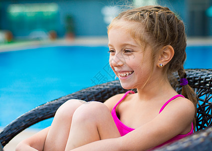 靠近游泳池的小女孩微笑白色喜悦乐趣头发童年幸福快乐水池生活图片