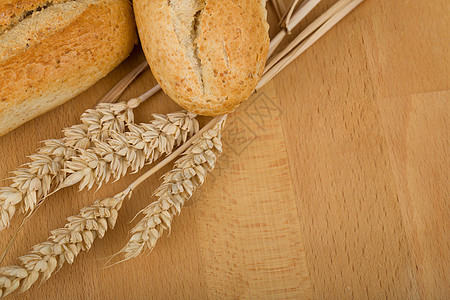 木桌上滚动着麦子的耳朵农业食物谷物种子乡村脆皮早餐燕麦小麦收成图片
