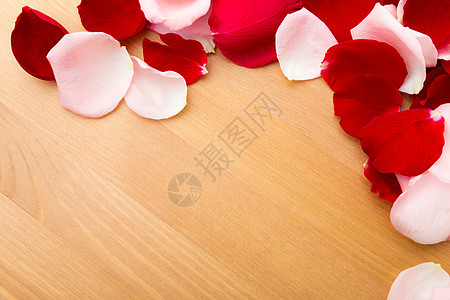 玫瑰花瓣红色桌子粉色婚姻花束踏板热情新娘礼物木头图片