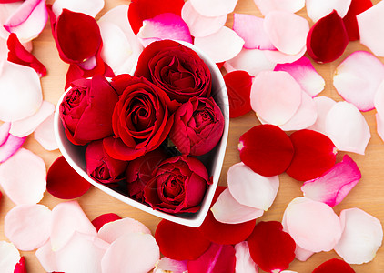 玫瑰花在心脏形状的碗里 有花瓣图片