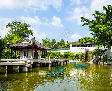 中华风格的湖边展厅图片