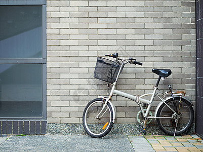 自行车和砖墙图片