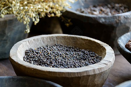 木碗中的黑胡椒美食药品香料胡椒子芳香种子调味品香气木头草本植物图片