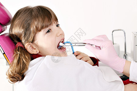 牙医时的女病人人数空腔医生女孩椅子保健成人治疗蛀虫检查牙科图片
