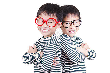 两兄弟在白色背景上笑着笑喜悦眼镜男性红色童年微笑双胞胎孩子家庭兄弟图片