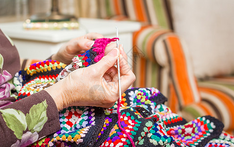 女人的手编织着古典羊毛毛衣针线活钩针女性成人纺织品手工手指退休工作图片