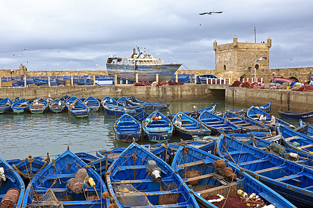 来自摩洛哥Essaouria港的船舶血管细绳旅行海鸥码头港口海洋冲浪绳索岩石图片