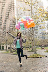 快乐笑笑的亚洲女人拿着气球公园乐趣女性魅力女士微笑快乐图片