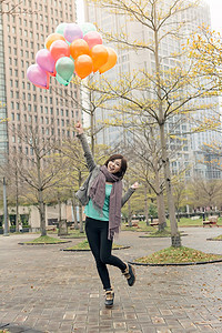 快乐笑笑的亚洲女人拿着气球魅力女性乐趣公园快乐微笑女士图片
