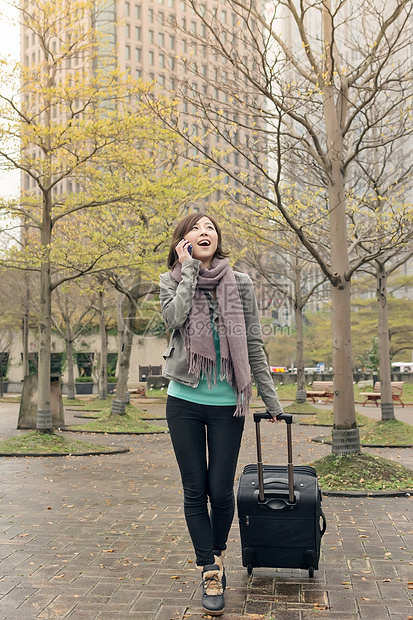 街头旅行妇女游客手提箱女性微笑公园技术女士乘客电话行李图片