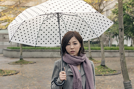孤独的亚洲妇女下雨魅力女士女性寂寞街道图片