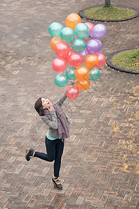 青年妇女玩耍和持有气球乐趣女性快乐魅力微笑女士图片