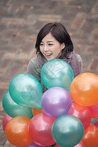 青年妇女玩耍和持有气球微笑魅力女性乐趣女士快乐图片