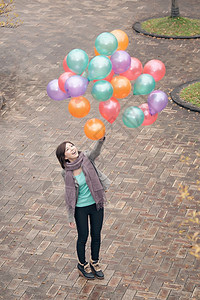 青年妇女玩耍和持有气球乐趣魅力快乐微笑女士女性图片