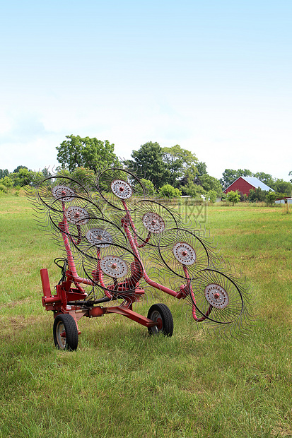 Hay Rake在现场农场设备农业机械收成场地干草尖齿谷仓农田农业图片