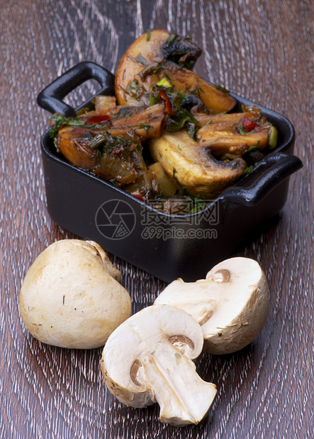 烤蘑菇正方形炖锅洋葱食用菌午餐素食铸铁吃饭健康饮食宏观图片