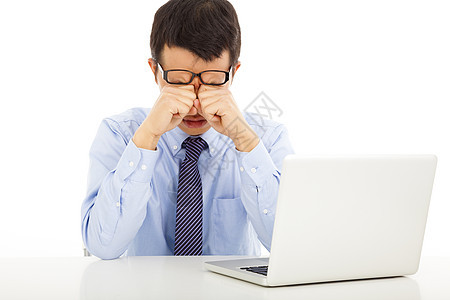 疲累的青年商务人士摸他的眼睛职场超载男人男性笔记本电脑桌子眼镜商务睡觉图片