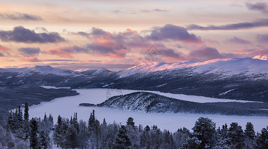 冬山日落山脉多云粉色风景太阳光线辉光仙境森林横梁天气图片