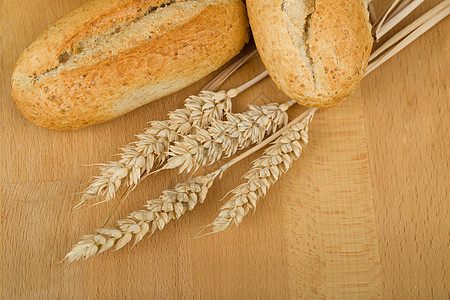 木桌上滚动着麦子的耳朵种子燕麦小麦早餐桌子农业食物乡村脆皮玉米图片