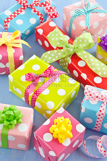 以虚纸包裹的多彩礼品盒粉色纪念日包装黄色丝带周年礼品庆典标签礼物图片