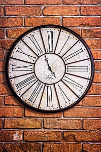 纸质砖墙上的旧时钟图片