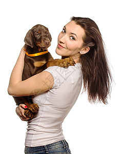 黑发女孩和她的小狗 在白色背景下被孤立幸福乐趣友谊动物女士感情哈巴狗钳子朋友毛皮图片