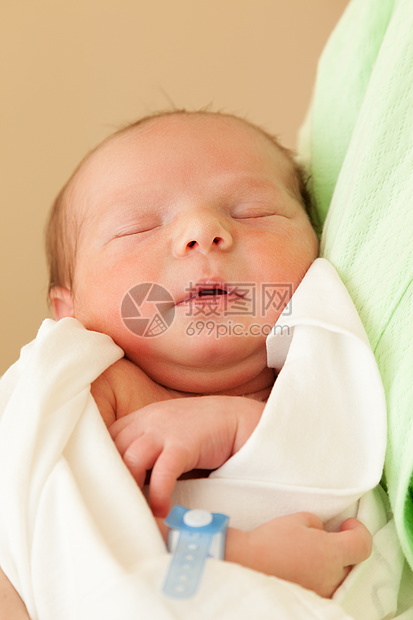 母亲亲手照料睡着的新生儿婴儿拥抱说谎新生保健孩子后代男性父母卫生童年图片