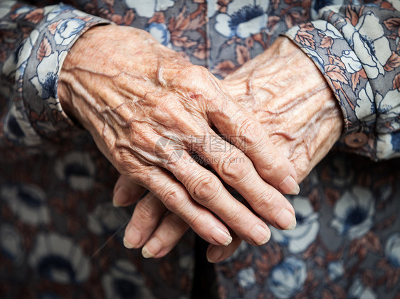 年老女人的手皮肤退休拇指保健家庭手指母亲身体女性祖母图片