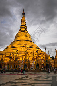 在阳野美丽的日落中闪耀着西边的塔寺寺庙旅行天空遗产冒险蓝色宝塔地标建筑学仰光图片