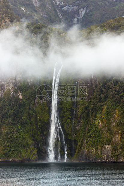 新西兰米尔福德州悬崖山脉地标峡湾晴天旅游场景海岸线旅行岩石图片