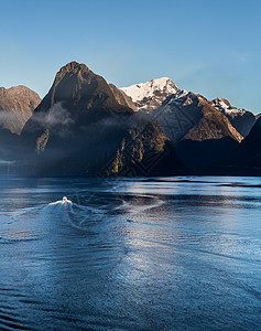 新西兰米尔福德州旅行晴天山脉地标悬崖旅游场景顶峰峡湾海岸线图片