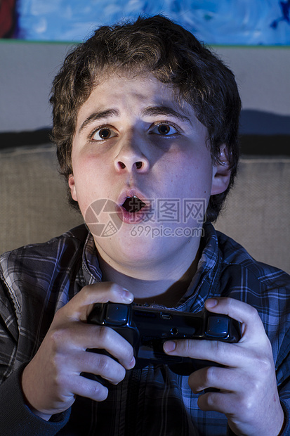 技术 玩游戏的男孩 在家中玩电脑游戏童年安慰软垫沙发青春期兄弟男生乐趣游戏家庭图片