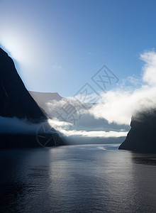 新西兰米尔福德州悬崖旅游山脉反射蓝色海岸线地标峡湾场景荒野图片